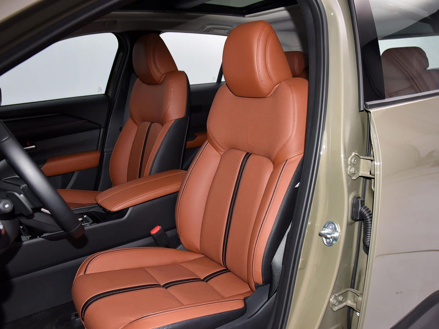 2023 Mazda CX-50 — front seats